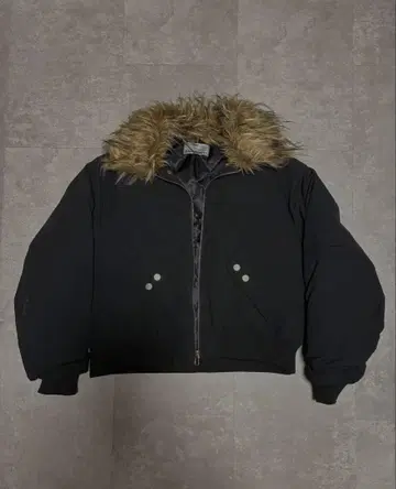 퍼 달린 블랙 크롭 자켓