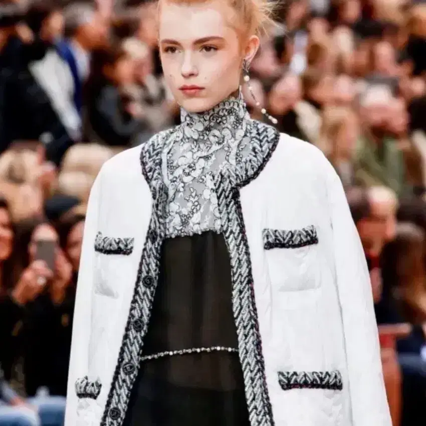 샤넬 CHANEL 트위드 스팽글 퀼팅패딩 코트 사진 1