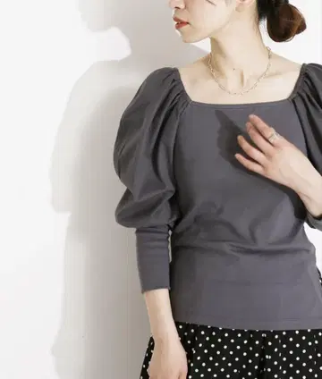 새상품급 베르메이유 페예나 퍼프 슬리브 스퀘어넥 풀오버