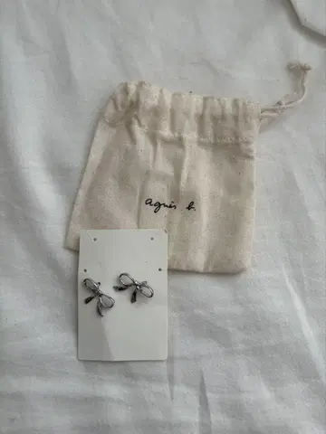 에네스베 리본 모티브 귀걸이