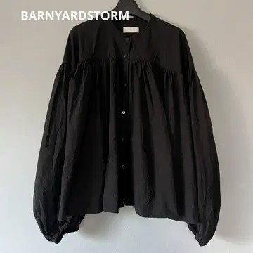 BARNYARDSTORM 블랙 벌룬 슬리브 나일론 블라우스