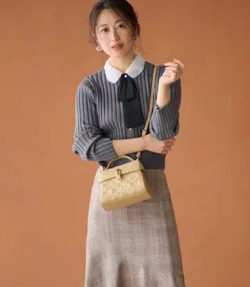 CELFORD 탈부착 가능한 리본&칼라 가디건 아이렛 보타이 니트