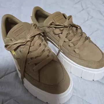 PUMA 통굽 스니커즈 베이지