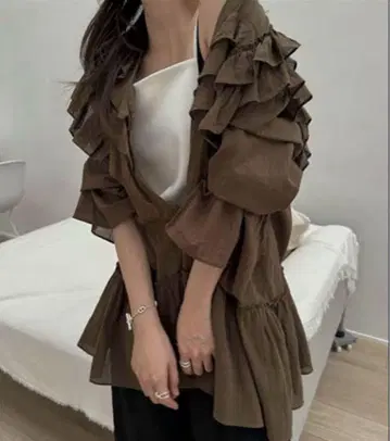 윌프리 asymmetry frill v neck washing BL