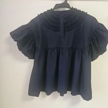 네이비 프릴 옷깃 벌룬 소매 상의