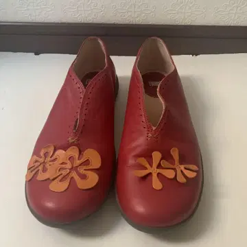 CAMPER TWINS 빨간색 로퍼 꽃 장식 포함