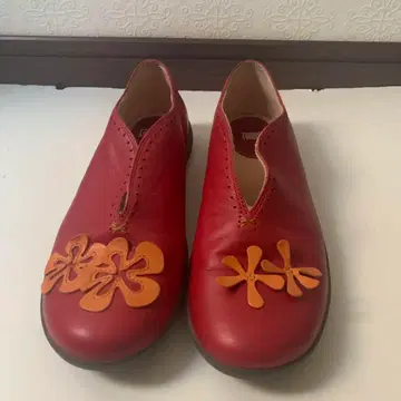 최종 가격 인하! CAMPER TWINS 빨간색 로퍼 꽃 장식 포함