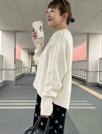 [ 새상품 ] 차오패닉 티피 백 슬릿 멜란지 컬러 니트 화이트