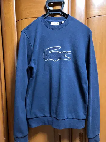 Lacoste 네이비 자수 로고 맨투맨