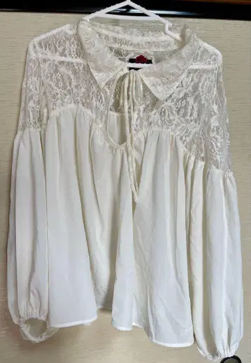 DaTuRa 어깨 레이스 블라우스