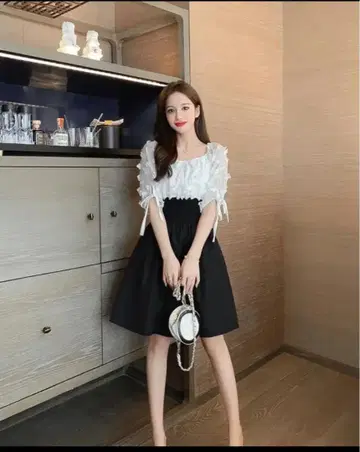 새상품 프릴 디자인 원피스 화이트 블랙