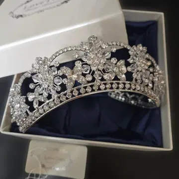 새상품급 Love Tiara 티아라 빅토리아 티아라 결혼식 액세서리
