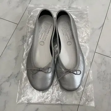 새상품 chausser TRAVEL SHOES 실버 플랫슈즈 발레