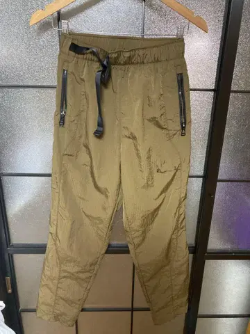 올리브색 점프맨 로고 팬츠