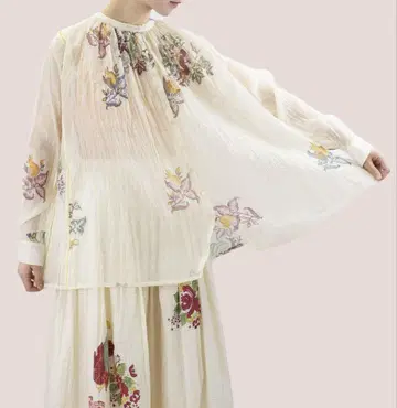 INJIRI 아이보리 꽃무늬 자수 긴팔 셔츠