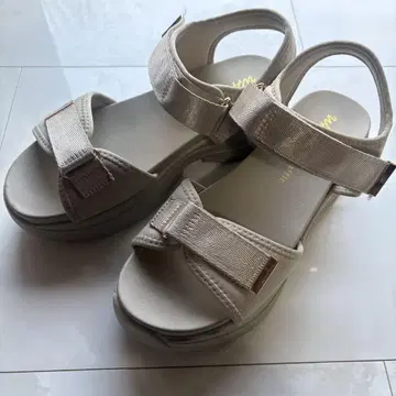 통굽 베이지 샌들 골드 버클 포함 L 사이즈