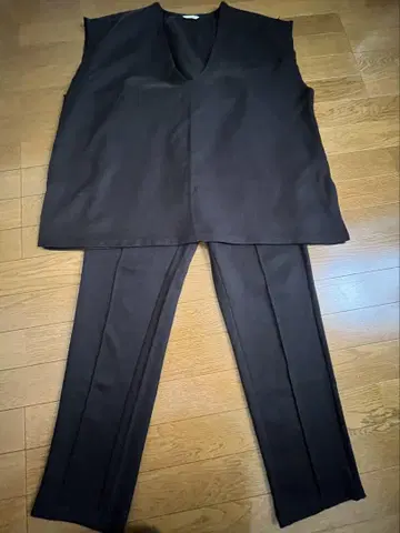 블랙 V넥 상의와 팬츠 셋업