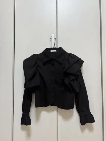 프릴 블랙 상의