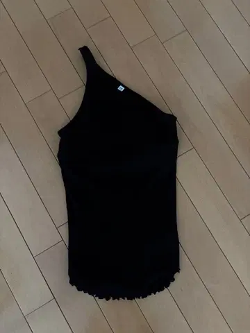 HAKUJI 블랙 원숄더 탱크탑