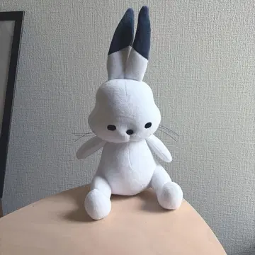 앉아있는 도코우사 봉제 인형 도콤스 채널
