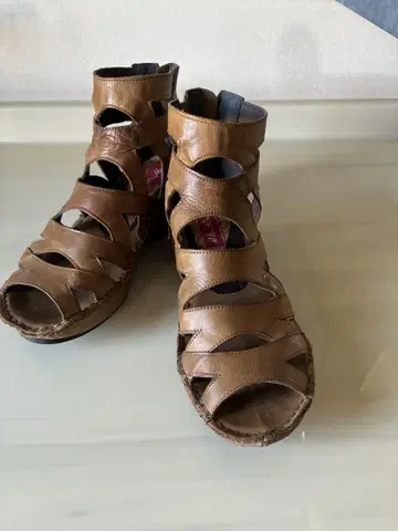 브라운 가죽 글래디에이터 샌들