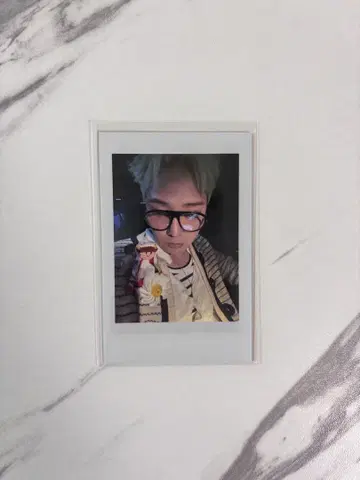 G-DRAGON 폴라로이드