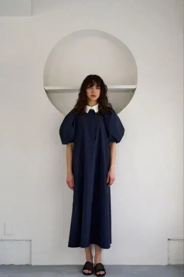 ELLIE 엘리 라운드 칼라 원피스 [ NAVY ]