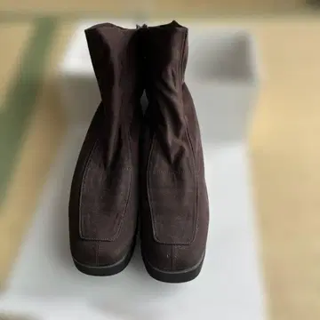 거의 새상품 여성용 다크 브라운 통굽 숏부츠 24