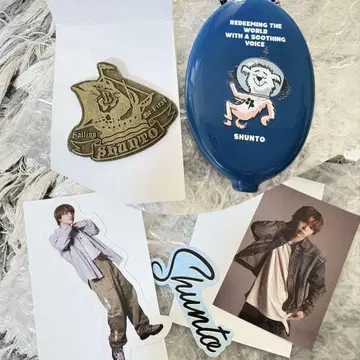 코인 케이스와 씰 스티커와 배지 세트