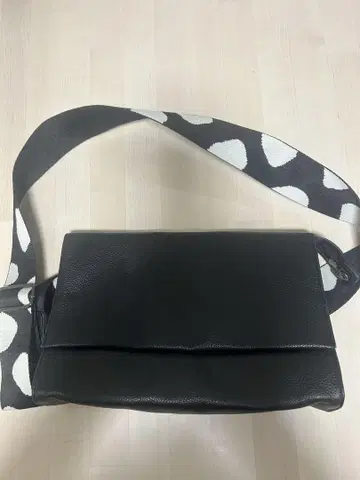 [ 새상품급 ] ear PAPILLONNER 와이드 테이프 숄더백