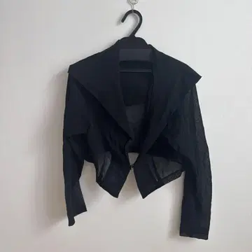 ZOE 블랙 후드 부착 크롭 자켓