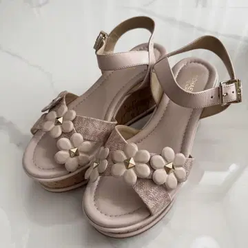 [새상품] MICHEAL KORS 플라워 장식 핑크 웨지 샌들