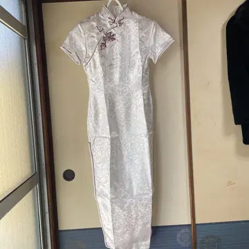 화이트 차이나 드레스 빨간색 자수 반팔