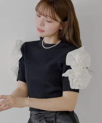 Chico [ SALON by Chico ] 플라워 프릴 퍼프 니트