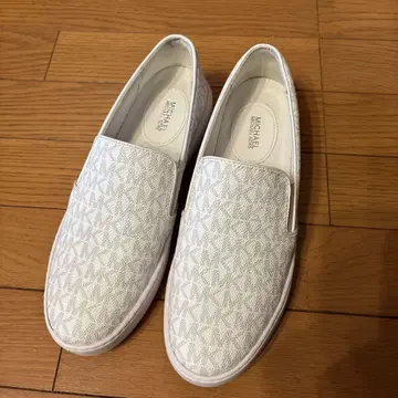 MICHAEL KORS 화이트 슬립온