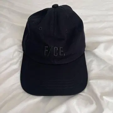 거의 새상품 외출용으로 착용하지 않음 F/CE. 블랙 캡