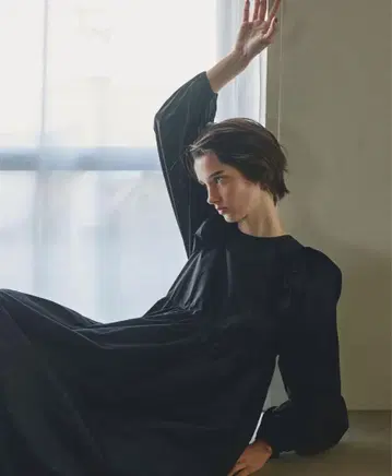 PERNA 블랙 롱 퍼프 슬리브 드레스