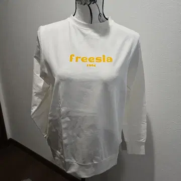 LUCA 택 포함 새상품 freesia 1984 긴팔 상의 화이트