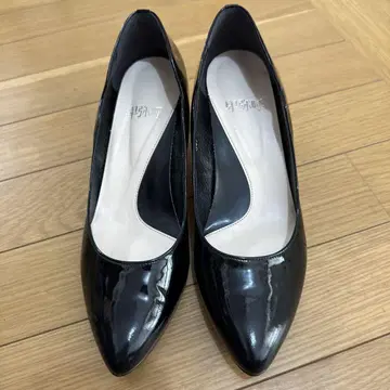 히미코 천연 가죽 블랙 에나멜 스틸레토 펌프스 24.5cm