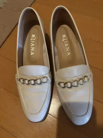 Diana 화이트 로퍼 펌프스