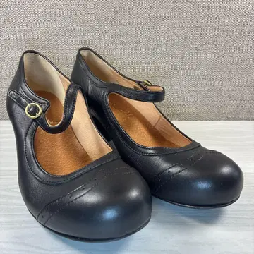 [새상품급] 키다리 아저씨 펌프스 스트랩 가죽 블랙 23cm