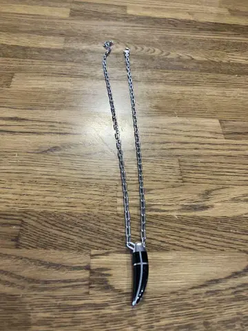 EMPORIO ARMANI 블랙 송곳니 목걸이