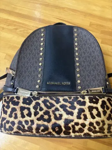 MICHAEL KORS 레오파드 무늬 백팩