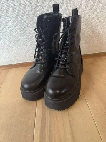 통굽 레이스업 부츠 블랙