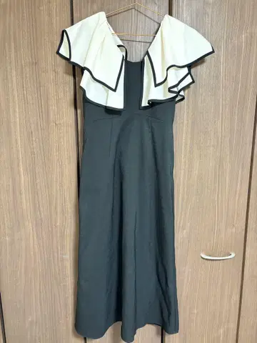 프릴 장식 블랙 맥시 드레스