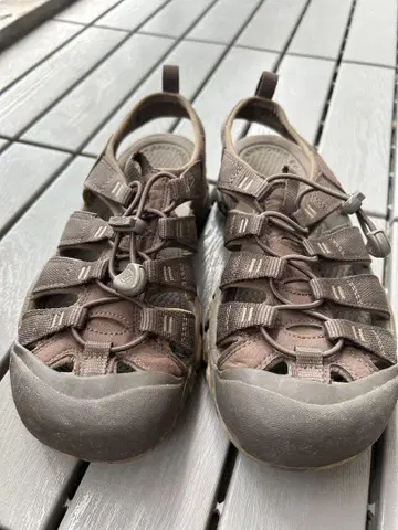 KEEN 아웃도어 샌들 브라운