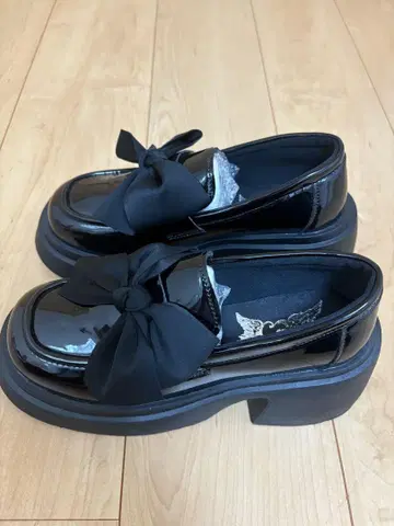 블랙 리본 포함 통굽 로퍼