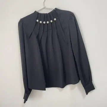세존 드 파피용 목 진주 장식 프티 하이넥 블라우스