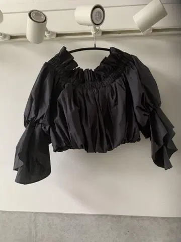 SNIDEL 블랙 벌룬 슬리브 상의