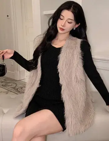 베이지 퍼 슬리브리스 니트 베스트